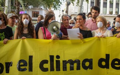 Estatuas que piden actuar contra el cambio climático en Sevilla